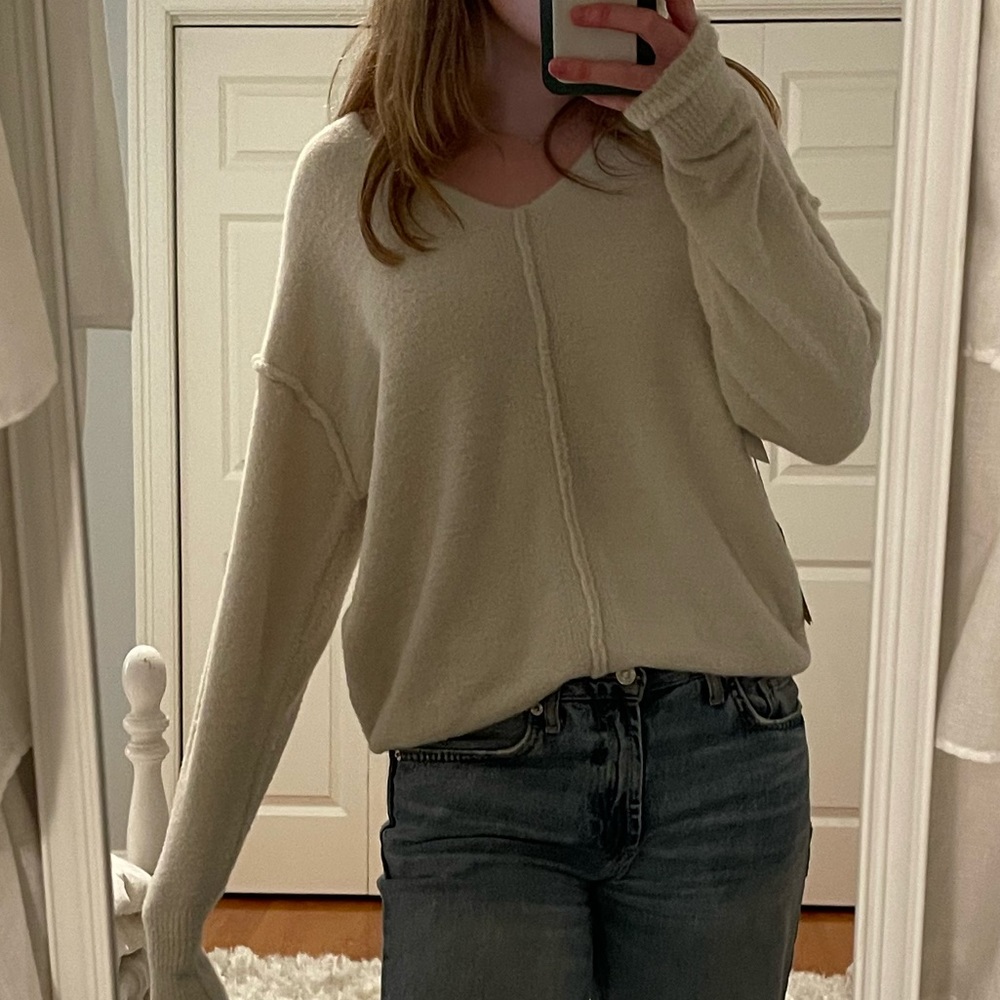 Aritzia Wilfred Free cream Hush Knit vneck sweater, with tags still attached!